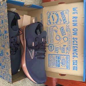 Women’s Brook’s Running Levitate 5 Stealth. New!